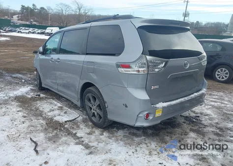 2015 Toyota Sienna Se 8 Passenger z USA, uszkodzony, nr VIN 5TDXK3DC8FS545674